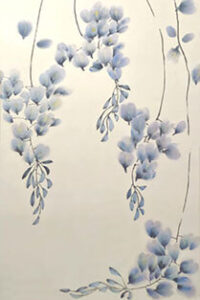 Lange herabhängende, hellblaue Glyzinienblüten mit zarten Blättern auf weißem Hintergrund hängen wie Regentropfen vom oberen Bildrand herab.