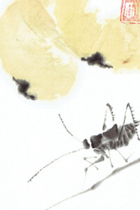 Detaillierte Heuschrecke vor weich getönten Quitten – Tuschmalerei mit herbstlicher Atmosphäre von Nathalie Guski.