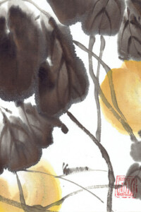 Eine Raupe bahnt sich ihren Weg durch dichtes Laub. Hinter dem Geäst tauchen zwei große gelbe Quitten auf.