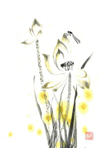 Es ist Hochsommer. Eine Libelle setzt sich auf die Spitze eines Lotusblütenblattes.