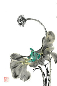 Ein leuchtend grüner Frosch sitzt auf einem großflächigen, dunklen Lotusblatt. Über ihm erhebt sich ein gebogener Stängel mit einer verblühten Samenkapsel.