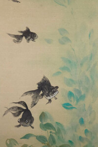 Drei schwarze Goldfische bewegen sich durch grünliches Wasser, begleitet von weich verlaufenden Pflanzen.