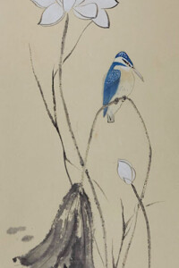 Ein Eisvogel mit leuchtend blauen Federn sitzt still auf einem geschwungenen Lotusstängel. Über ihm blüht eine große weiße Lotusblüte, kraftvoll und rein, während sich am unteren Rand ein verwelktes Lotusblatt in dunkler Tinte kräuselt.