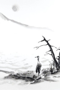 Ein einzelner Kranich steht am Ufer neben knorrigen Bäumen, der Blick in die Ferne gerichtet. Im Hintergrund erheben sich Berge unter einem hellen Mond.