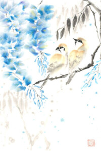 Zwei kleine Vögel sitzen eng beieinander auf einem Zweig, umgeben von leuchtend blauen Glyzinienblüten – zarte Nähe in farbiger Tuschmalerei von Nathalie Guski.