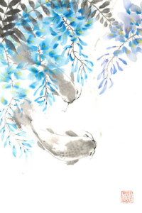 Zwei Koi-Fische gleiten unter leuchtend blauen Blüten hindurch, umgeben von zarten Blättern und sanftem Lichtspiel.