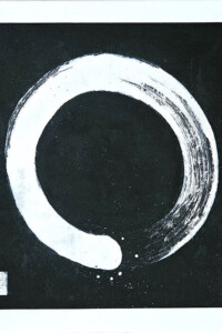 Ein kraftvoll gemalter weißer Kreis auf schwarzem Grund – meditatives Enso-Symbol in kräftiger Sumi-e-Tusche von Nathalie Guski.