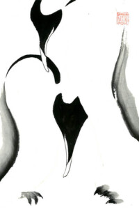 Zwei abstrahierte Pinguine in tiefem Schwarz stehen sich eng gegenüber. Ihre Körper bilden eine fließende, nahezu kalligrafische Linie auf weißem Grund. reduzierte, stille Tuschemalerei.