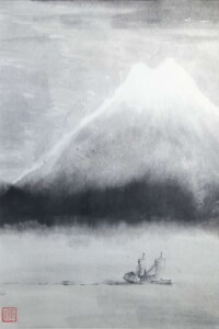 Schwarz-weiße Tuschmalerei des Fuji von Nathalie Guski. Im Vordergrund fährt ein traditionelles Segelboot über das ruhige Wasser, das den Berg leicht spiegelt.