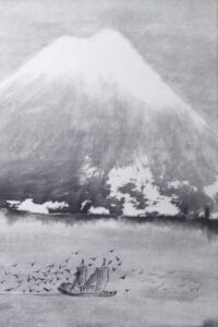 Darstellung des Fuji in monochromer Tinte mit einem schmalen Boot im unteren Bildbereich, begleitet von einem Schwarm Vögel. Der majestätische Berg ragt aus der Nebelkulisse empor und dominiert die Szene.