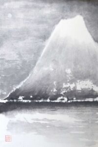 Der Fuji erscheint als weißer, von Licht durchfluteter Berg im Zentrum des Bildes. Ein stiller See liegt davor und spiegelt den Berg sanft wider. Ein kleiner Mond ist links oben sichtbar.