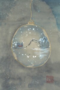 Mit Tusche gemaltes Bild einer gläsernen Christbaumkugel vor dunklerem Hintergrund. In der Kugel ist eine winterliche Berglandschaft mit schneebedeckten Gipfeln und einer kleinen Hütte vor Tannen zu sehen. Schneeflocken fallen sowohl innerhalb als auch außerhalb der Kugel.