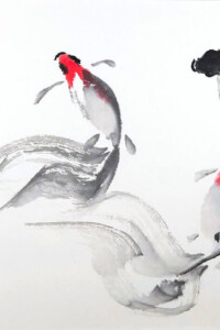 Drei stilisierte Fische in Schwarz-, Grau- und Rottönen, die dynamisch durchs Wasser gleiten.