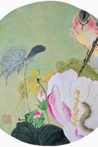 Ein zart gemalter Vogel mit rosa und gelben Farbtönen sitzt auf einem Zweig über einer großen, weiß-rosa Hibiskusblüte. Ein grüner Hintergrund mit Blättern und Knospen umrahmt die Komposition.