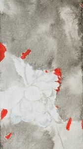 Weiße Pfingstrosen vor grauer und roter Tuschstruktur, in vertikalem Format auf hellem Hintergrund.