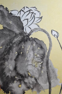 Schwarze Lotusblätter und weiße Blüte auf goldgelbem Hintergrund.