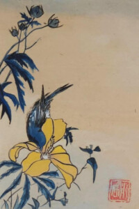 Ein kleiner blauer Vogel sitzt auf einer großen, leuchtend gelben Blüte. Umgeben ist die Szene von stilisierten, blauen Blättern und Knospen auf hellem Hintergrund.