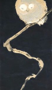 Kleine, schlafende Eule mit geschlossenen Augen sitzt auf einem Ast unter dem Vollmond, in dunklem Farbton.