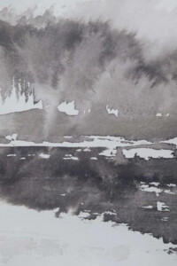 Schwarz-weiße Landschaft mit Bergen, Wolken und Bäumen, die sich in einem ruhigen See spiegeln.