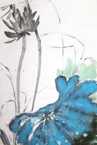 Chinesische Tuschmalerei mit einer großen, leuchtend blauen Lotusblüte im Vordergrund. Im Hintergrund sitzt eine zarte Libelle auf der Lotusblüte.