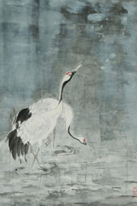 Zwei Kraniche stehen im Wasser, umgeben von Regen und spiegelnder Wasserfläche.