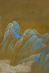 Malerei von Nathalie Guski mit stilisierten, nebelbedeckten Bergen in Blau- und Brauntönen. Die Berghügel sind weich modelliert und von Nebelschwaden umgeben.