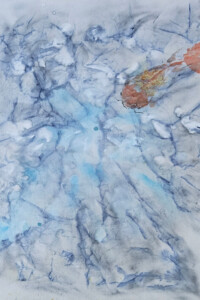 Ein orangefarbener Koi gleitet in feiner Tuschmalerei über bläulich marmorierte Wasserstrukturen, Sumi-e von Nathalie Guski.