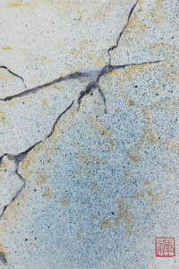 Feine moderne Tuschmalerei mit hellblauen und gelben Strukturen, durchzogen von dunklen Rissen, die an verwitterten Stein erinnern.