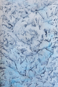 Zarte Tuschemalerei mit blauen und grauen Strukturen, die an zerbrochenes Eis und feine Risse erinnern, inspiriert von Sumi-e.