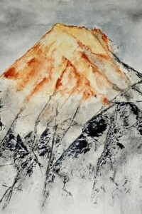 Ein leuchtend orangefarbener Berggipfel erhebt sich über dunklen Felsen und grauem Himmel, festgehalten in expressiver Tuschemalerei.