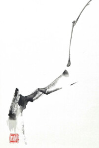 Schwarze Pinselstriche ziehen sich in klarer Tuschemalerei über weißen Grund, minimalistisch und kraftvoll gestaltet.