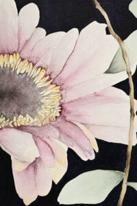 Große rosafarbene Blüte mit gelben Staubgefäßen, angeschnitten im Bild, neben Zweig und Blättern vor dunklem Grund in Tuschemalerei.