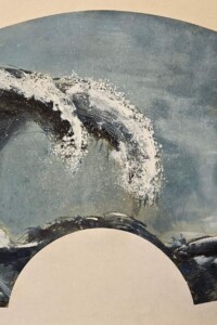 Doppelte brechende Welle in tiefem Schwarzblau und Weiß, schäumend über fächerförmigem Bildträger, dramatische Pinselstriche mit Gischt und Nebelschwaden, Tuschmalerei.