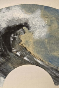 Brechende Welle in kräftigem Schwarz und Grau, schäumend über fächerförmigem Bildträger, mit zwei Vögeln im Hintergrund, Tuschemalerei.