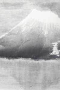 Stilisierter Fuji in schwarzer Tusche, scharfkantige Silhouette mit Spiegelung im Wasser, dynamische Pinselstriche auf hellem Grund, Tuschemalerei von Nathalie Guski,