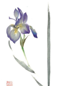 Violette Irisblüte mit grünem Stängel und einem einzelnen senkrechten Pinselstrich auf hellem Grund, fein ausgeführt in Tuschemalerei.